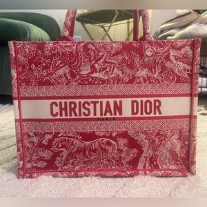SMALL DIOR BOOK TOTE
Raspberry Toile de Jouy Reverse Embroidery